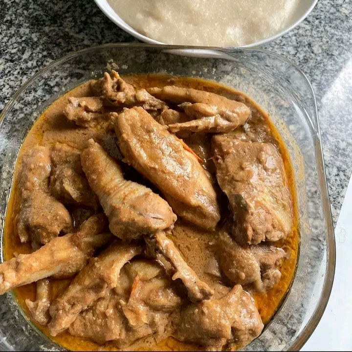Frango ao molho com funge