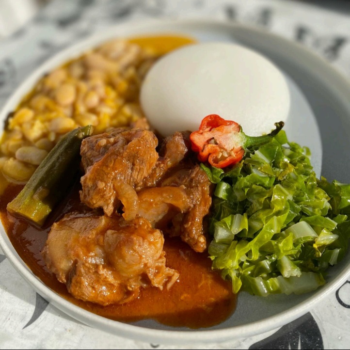 Carne com funge, feijão e couve