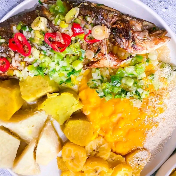Mufete de peixe com acompanhamentos